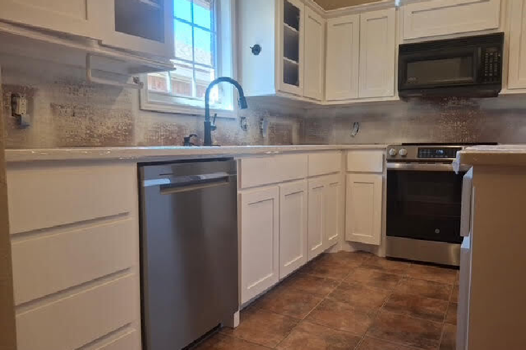 modern-kitchen-tile-flooring-design-example-flooring-installation-Lubbock-TX-professional-residential-interior-renovation-project-showcase